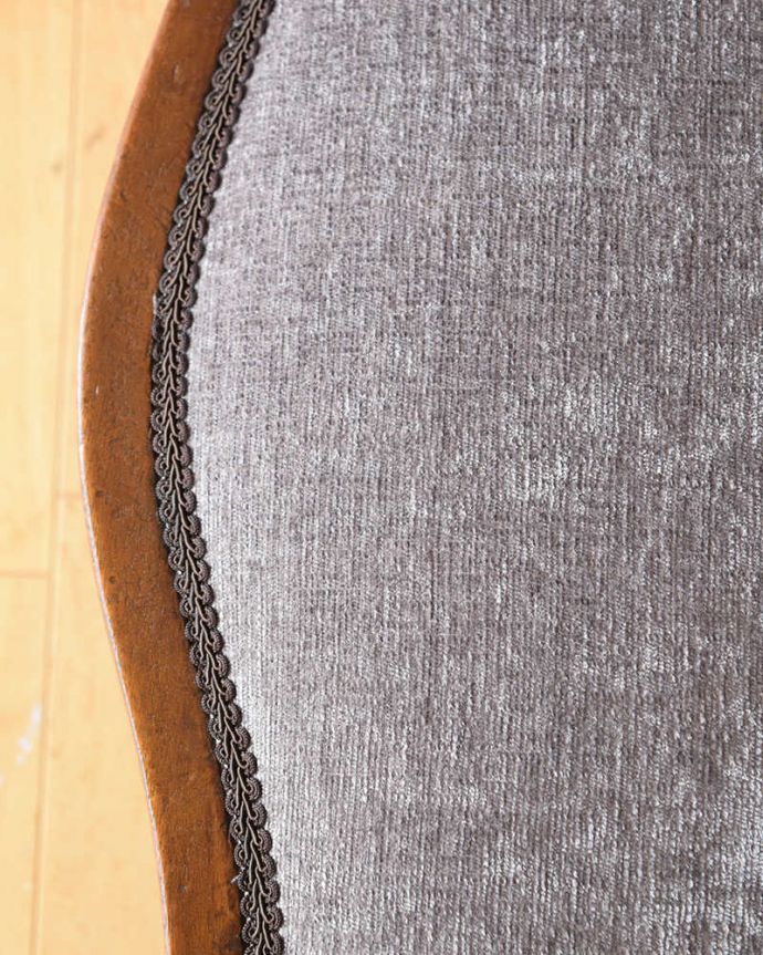 サロンチェア アンティーク チェア 英国輸入のアンティークアームチェア、優雅なサロンチェア 。生地選びにもこだわりました優雅なアンティークチェアの雰囲気をそのままに、一番似合う貼り座をじっくり選びました。(q-358-c)