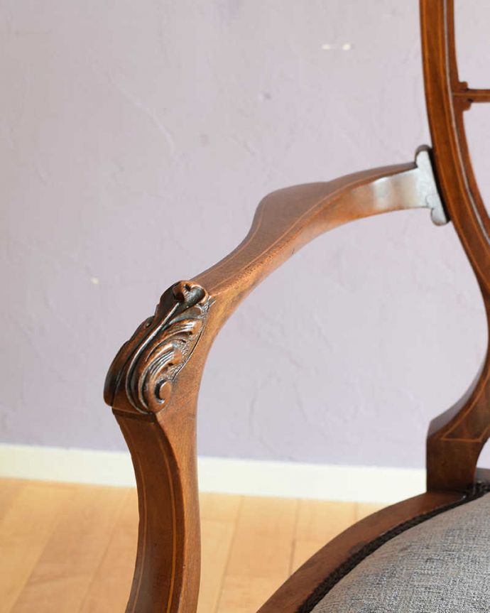 サロンチェア アンティーク チェア 英国輸入のアンティークアームチェア、優雅なサロンチェア 。アーム部分にも注目肘を掛けておけるアームチェアは座ったときにやっぱりラク。(q-358-c)