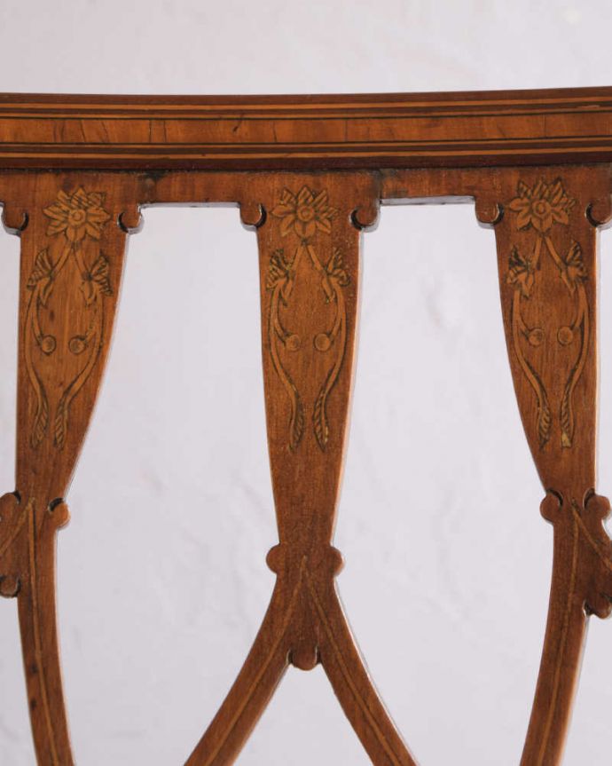 サロンチェア アンティーク チェア 英国輸入のアンティークアームチェア、優雅なサロンチェア 。うっとりするほど細かい細工まだ機械の発達していない時代に、手作業で作られた細かい細工。(q-358-c)