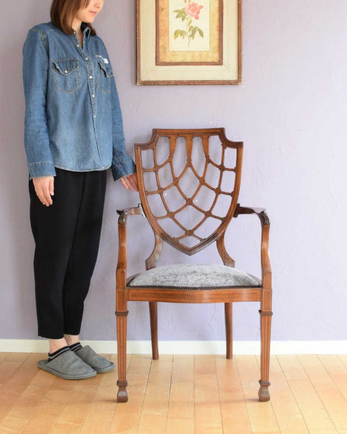 サロンチェア アンティーク チェア 英国輸入のアンティークアームチェア、優雅なサロンチェア 。「見る」だけで幸せになるアンティークの椅子最高級のアンティークチェアは、座って使う楽しみ以外に目で見て楽しめます。(q-358-c)