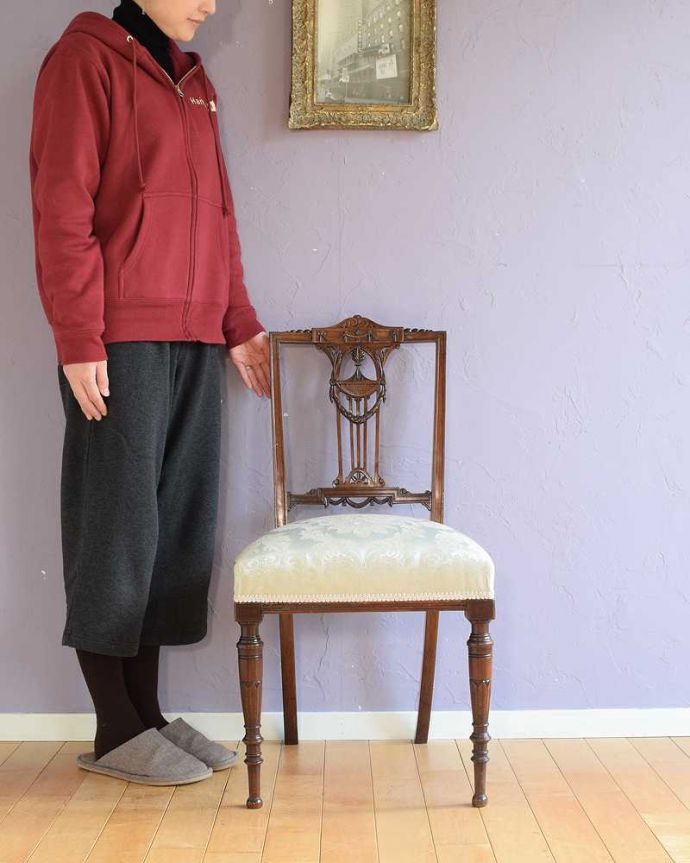 サロンチェア　アンティーク チェア　繊細な透かし彫りが施されたアンティークのマホガニーチェア（サロンチェア)。座るためだけじゃなく見て楽しむ椅子上質な雰囲気が漂うアンティークのサロンチェアは、座るためだけの椅子ではありません。(q-359-c)