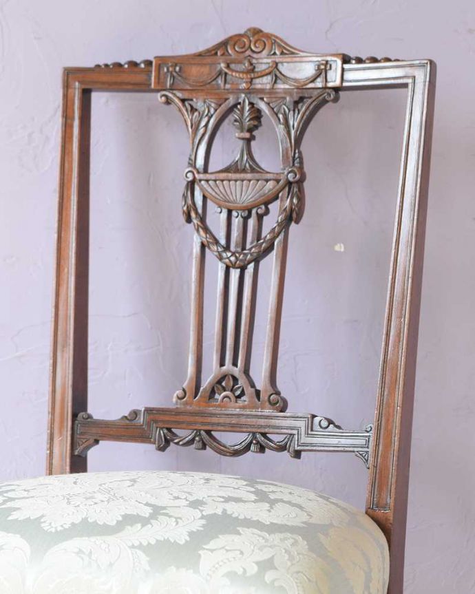 サロンチェア　アンティーク チェア　繊細な透かし彫りが施されたアンティークのマホガニーチェア（サロンチェア)。アンティークらしい背もたれの装飾上質な雰囲気を漂わせる細かい彫。(q-359-c)