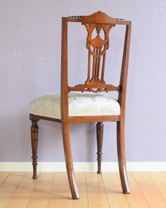 サロンチェア　アンティーク チェア　繊細な透かし彫りが施されたアンティークのマホガニーチェア（サロンチェア)。後ろ姿にも自信アリ並べた時に後ろから見ることも多い椅子。(q-359-c)
