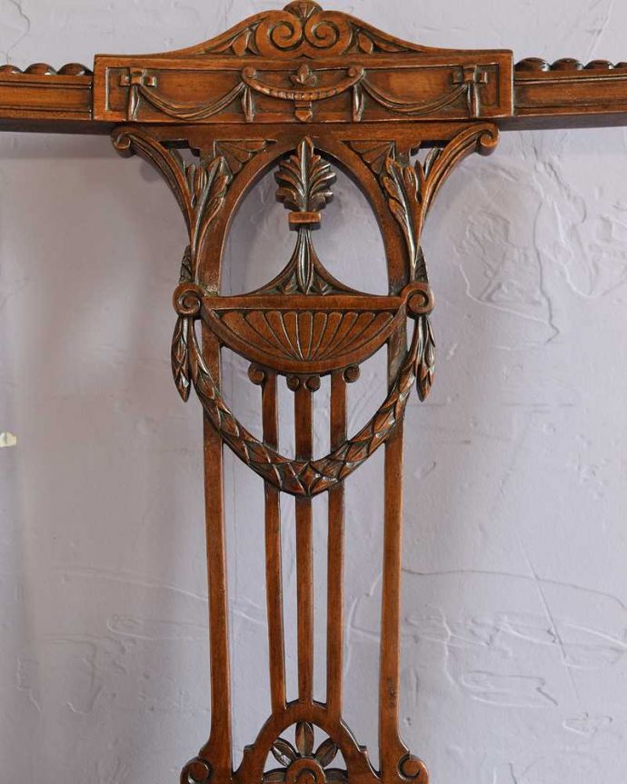 サロンチェア　アンティーク チェア　繊細な透かし彫りが施されたアンティークのマホガニーチェア（サロンチェア)。うっとりするほど細かい細工まだ機械の発達していない時代に、手作業で作られた細かい細工。(q-359-c)