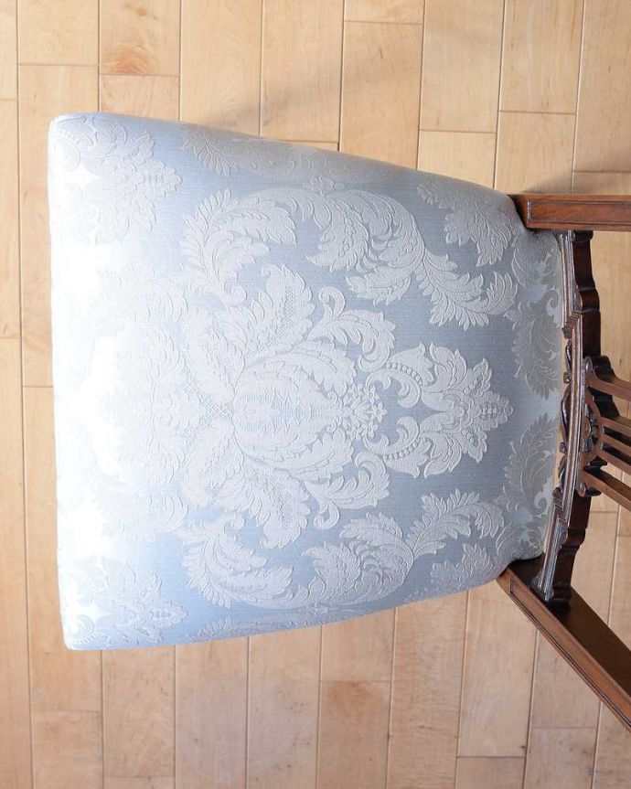 サロンチェア　アンティーク チェア　繊細な透かし彫りが施されたアンティークのマホガニーチェア（サロンチェア)。座面を上から見るとこんな感じ座面は布貼りなので、長時間座っても疲れません。(q-359-c)