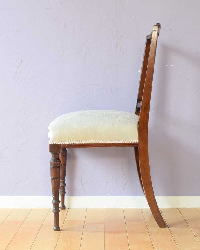 サロンチェア　アンティーク チェア　繊細な透かし彫りが施されたアンティークのマホガニーチェア（サロンチェア)。横から見ても優雅な立ち姿背もたれがカーブしているので楽です。(q-359-c)