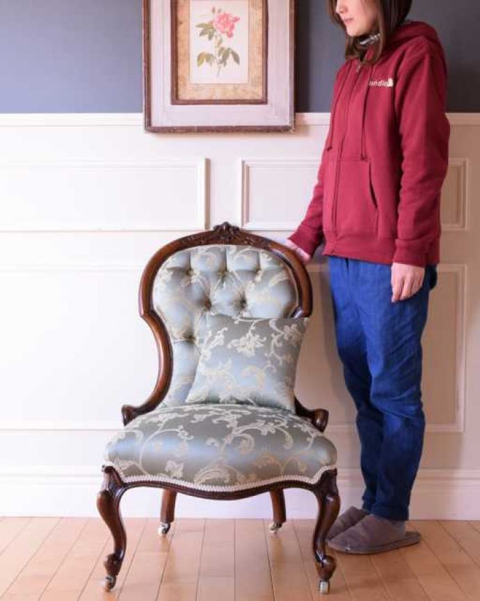 1Pソファ(ラウンジチェア)　アンティーク チェア　気品たっぷりの英国で見つけたアンティークナーシングチェア（クッション付き）。赤ちゃんとお母さんのために作られた椅子授乳のためだけに造られたナーシングチェア。(q-360-c)