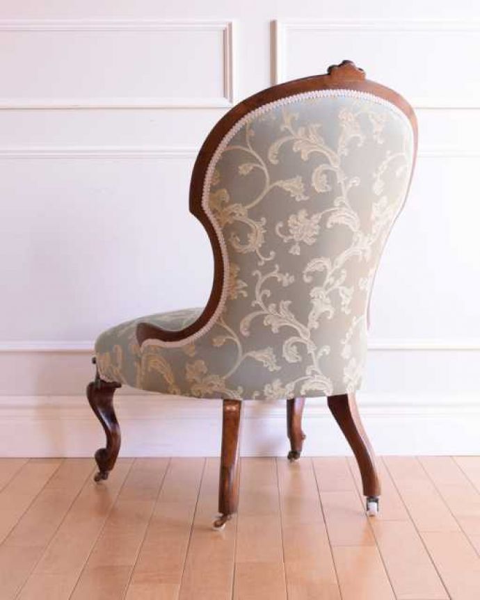 1Pソファ(ラウンジチェア)　アンティーク チェア　気品たっぷりの英国で見つけたアンティークナーシングチェア（クッション付き）。後ろ姿も上品です並べた時に後ろから見ることも多い椅子。(q-360-c)