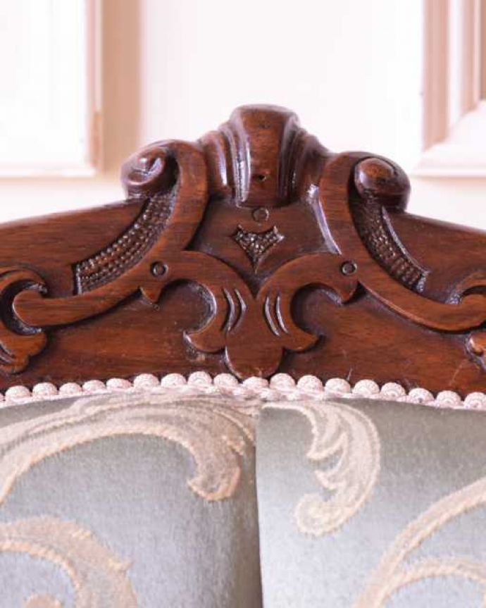 1Pソファ(ラウンジチェア)　アンティーク チェア　気品たっぷりの英国で見つけたアンティークナーシングチェア（クッション付き）。うっとりするほど細かい細工まだ機械の発達していない時代に、手作業で作られた細かい細工。(q-360-c)