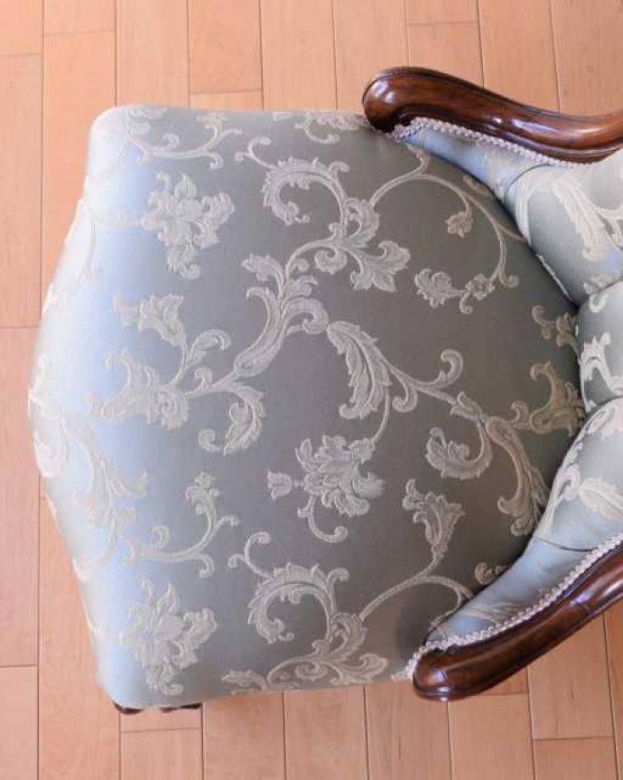 1Pソファ(ラウンジチェア)　アンティーク チェア　気品たっぷりの英国で見つけたアンティークナーシングチェア（クッション付き）。大切な自分だけの時間にナーシングチェアは座面がゆったりと広め。(q-360-c)