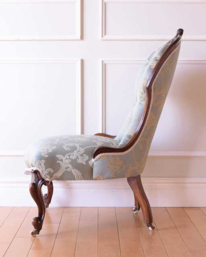 1Pソファ(ラウンジチェア)　アンティーク チェア　気品たっぷりの英国で見つけたアンティークナーシングチェア（クッション付き）。横から見ても優雅な立ち姿授乳のために作られた椅子は、座面が低く背もたれの角度もゆったり。(q-360-c)