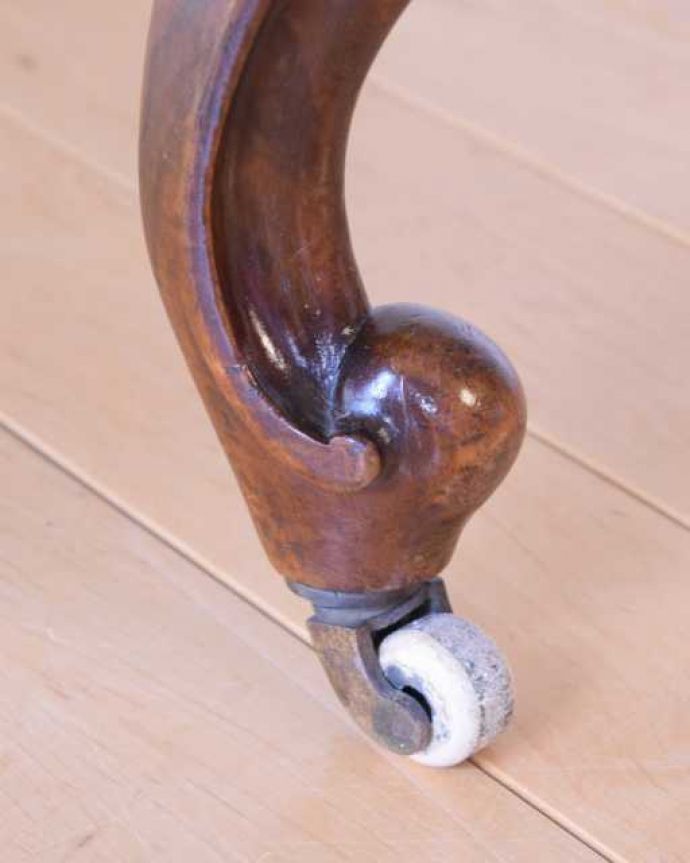 1Pソファ(ラウンジチェア)　アンティーク チェア　気品たっぷりの英国で見つけたアンティークナーシングチェア（クッション付き）。脚先にはキャスターがアンティークのものは現代のもののようにプラスチックではないため動きはよくありませんが調整したので動きます。(q-360-c)