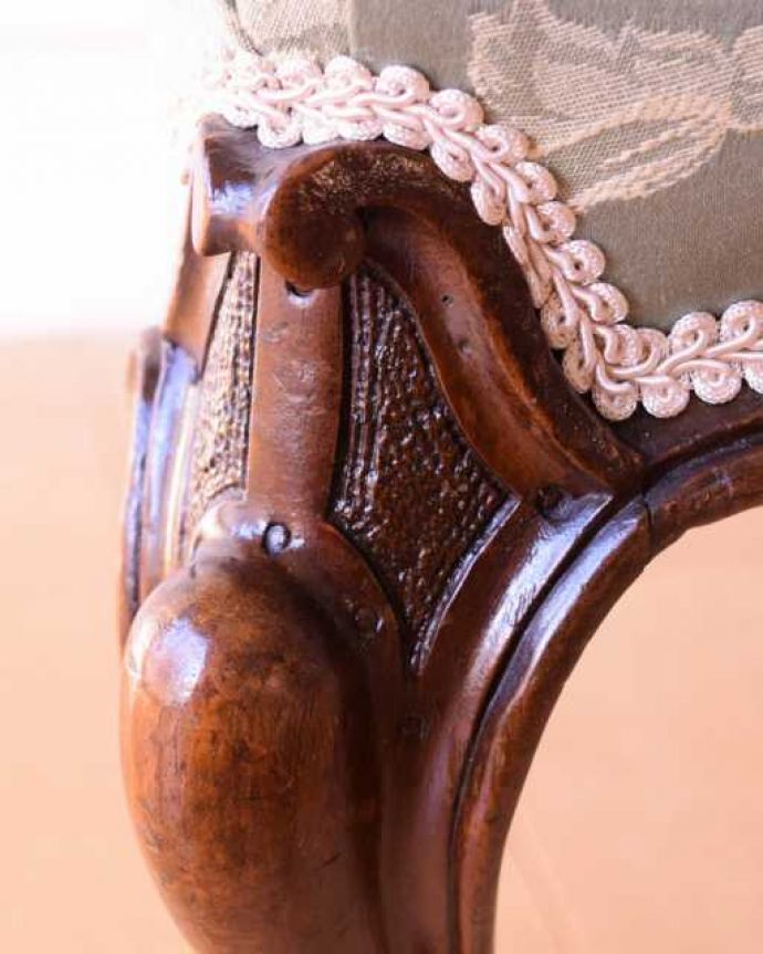 1Pソファ(ラウンジチェア)　アンティーク チェア　気品たっぷりの英国で見つけたアンティークナーシングチェア（クッション付き）。イギリスらしい美しい彫やっぱり一番の特長は彫の美しさ。(q-360-c)