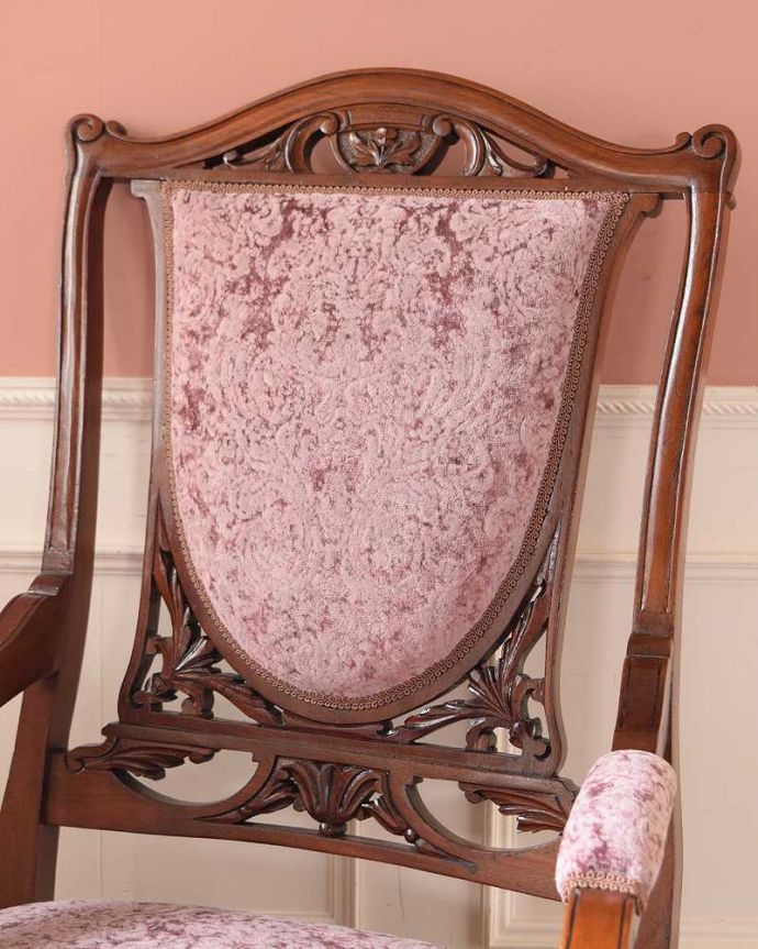 1Pソファ(ラウンジチェア) アンティーク チェア 上品な空気が流れる透かし彫りが美しい英国で見つけたアンティークのナーシングチェア。贅沢な美しさはアンティークの証女性のために作られた椅子だけに、見た目が美しい。(q-362-c)