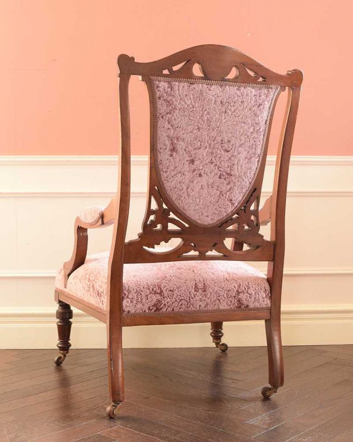 1Pソファ(ラウンジチェア) アンティーク チェア 上品な空気が流れる透かし彫りが美しい英国で見つけたアンティークのナーシングチェア。後ろ姿も上品です並べた時に後ろから見ることも多い椅子。(q-362-c)
