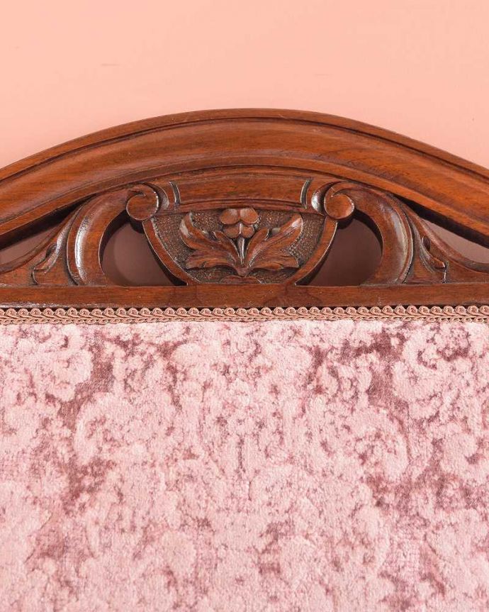 1Pソファ(ラウンジチェア) アンティーク チェア 上品な空気が流れる透かし彫りが美しい英国で見つけたアンティークのナーシングチェア。イギリスらしい美しい彫やっぱり一番の特長は彫の美しさ。(q-362-c)