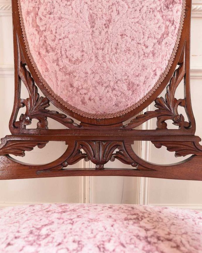 1Pソファ(ラウンジチェア) アンティーク チェア 上品な空気が流れる透かし彫りが美しい英国で見つけたアンティークのナーシングチェア。うっとりするほど細かい細工まだ機械の発達していない時代に、手作業で作られた細かい細工。(q-362-c)