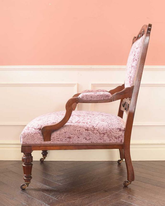 1Pソファ(ラウンジチェア) アンティーク チェア 上品な空気が流れる透かし彫りが美しい英国で見つけたアンティークのナーシングチェア。横から見ても優雅な立ち姿授乳のために作られた椅子は、座面が低く背もたれの角度もゆったり。(q-362-c)