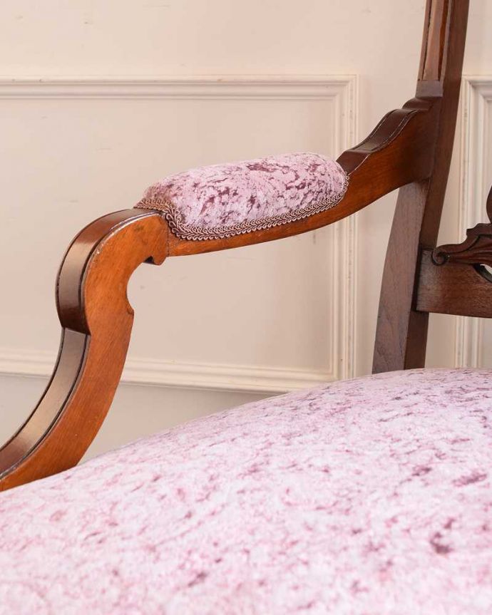 1Pソファ(ラウンジチェア) アンティーク チェア 上品な空気が流れる透かし彫りが美しい英国で見つけたアンティークのナーシングチェア。アーム部分にも注目肘を掛けておけるアームチェアは座ったときにやっぱりラク。(q-362-c)