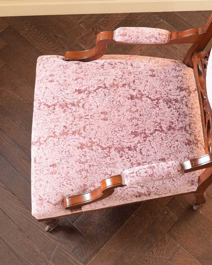 1Pソファ(ラウンジチェア) アンティーク チェア 上品な空気が流れる透かし彫りが美しい英国で見つけたアンティークのナーシングチェア。大切な自分だけの時間にナーシングチェアは座面がゆったりと広め。(q-362-c)