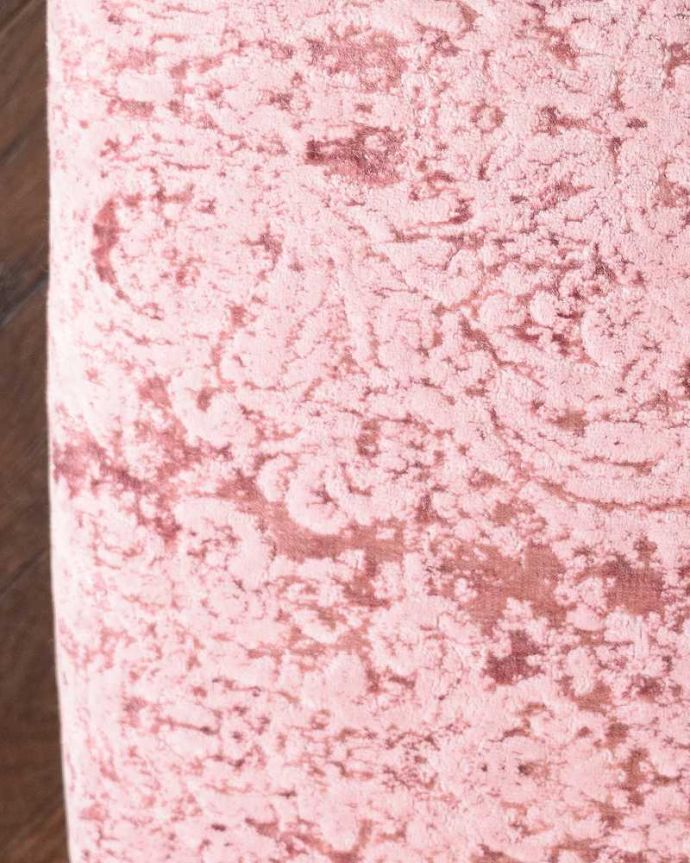 1Pソファ(ラウンジチェア) アンティーク チェア 上品な空気が流れる透かし彫りが美しい英国で見つけたアンティークのナーシングチェア。生地のセレクトにもこだわりました優雅なアンティークチェアの雰囲気をそのままに、一番似合う貼り座をじっくり選びました。(q-362-c)