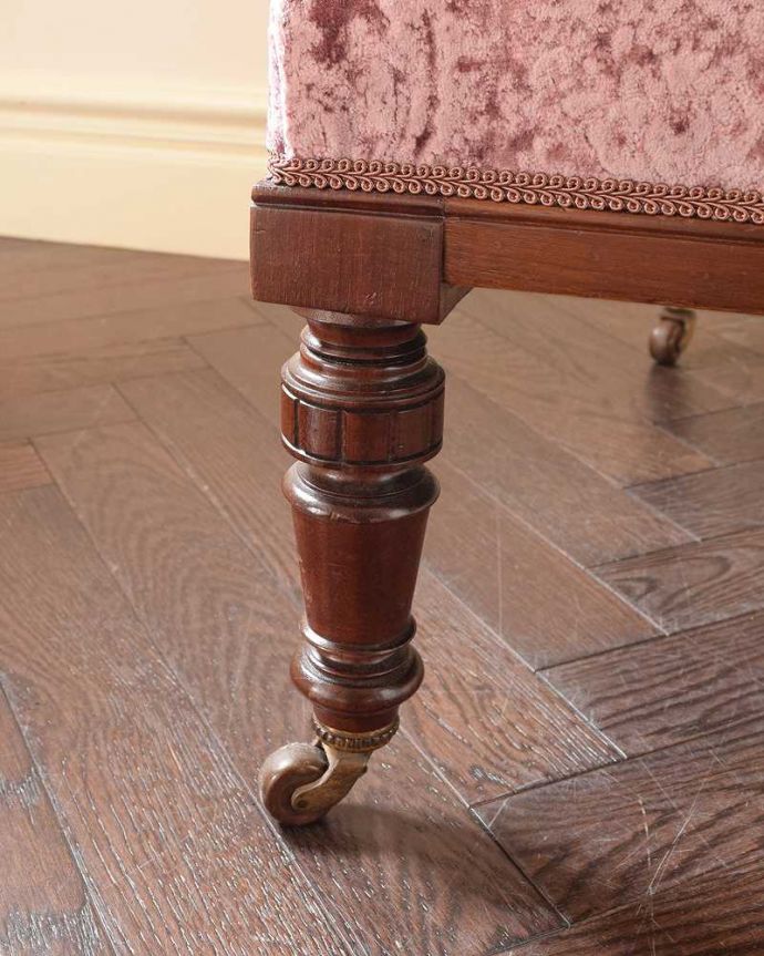 1Pソファ(ラウンジチェア) アンティーク チェア 上品な空気が流れる透かし彫りが美しい英国で見つけたアンティークのナーシングチェア。脚先にはキャスターがアンティークのものは現代のもののようにプラスチックではないため動きはよくありませんが調整したので動きます。(q-362-c)