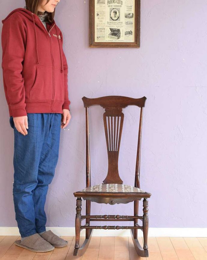 コントワールドファミーユ　アンティーク チェア　リラックスできる時間をお届けします！英国のクッション付きアンティークロッキングチェア。みんなが憧れ！ロッキングチェアゆらゆら揺られながら至福の時間が過ごせるロッキングチェアは誰もが憧れる椅子。(q-363-c)