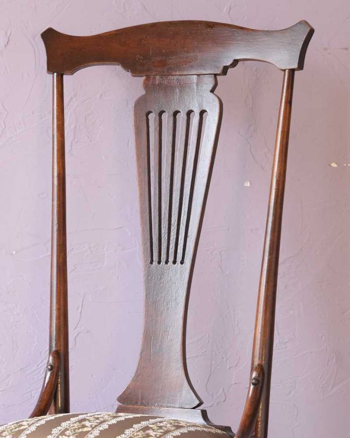 コントワールドファミーユ　アンティーク チェア　リラックスできる時間をお届けします！英国のクッション付きアンティークロッキングチェア。しっかりと包み込んでくれる背もたれ･･･背中をしっかりと支えてくれる背もたれは、デザインもオシャレ。(q-363-c)