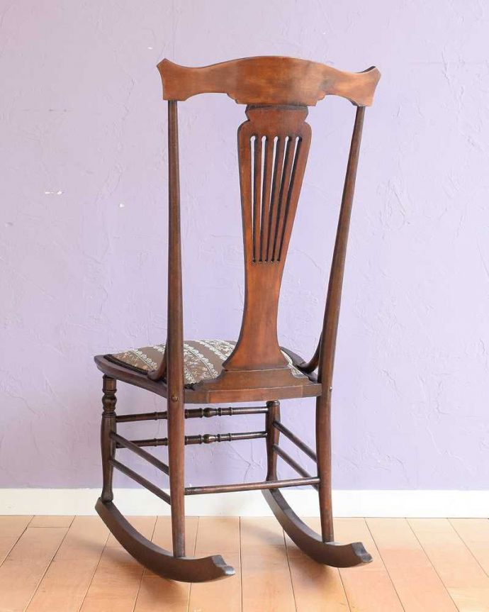 コントワールドファミーユ　アンティーク チェア　リラックスできる時間をお届けします！英国のクッション付きアンティークロッキングチェア。後ろ姿にも自信があります！後ろから見てもやっぱりカッコいい。(q-363-c)