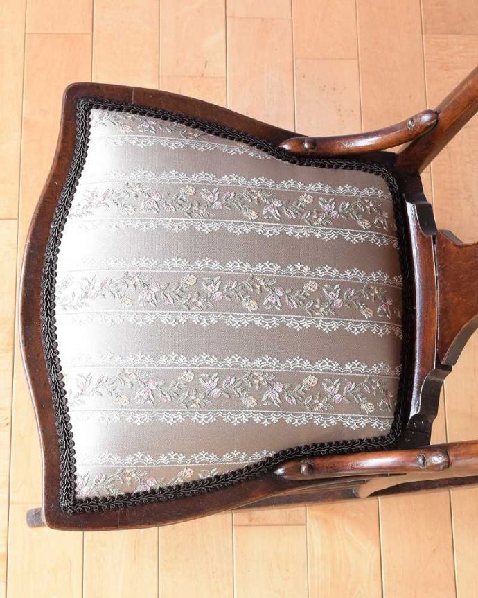 コントワールドファミーユ　アンティーク チェア　リラックスできる時間をお届けします！英国のクッション付きアンティークロッキングチェア。新しく張り替えました可愛いデザインの新しい座面で張り替えてあるので安心です。(q-363-c)