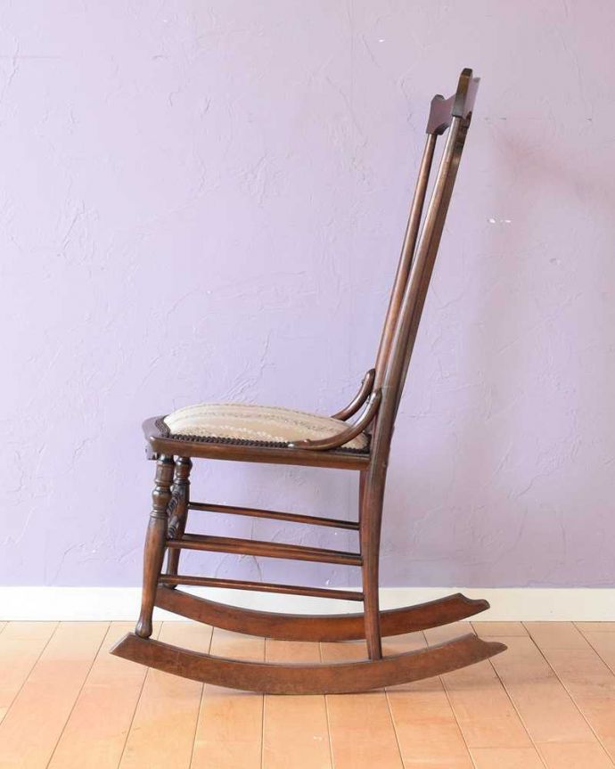 コントワールドファミーユ　アンティーク チェア　リラックスできる時間をお届けします！英国のクッション付きアンティークロッキングチェア。横から見てもカッコいい！バツグンの掛け心地が自慢のロッキングチェア。(q-363-c)