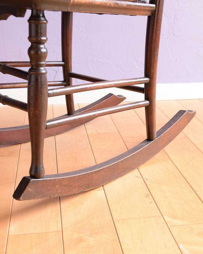 コントワールドファミーユ　アンティーク チェア　リラックスできる時間をお届けします！英国のクッション付きアンティークロッキングチェア。脚元はロッキングになっていますメンテナンスをしっかりしてるので安心しておかけ下さい。(q-363-c)