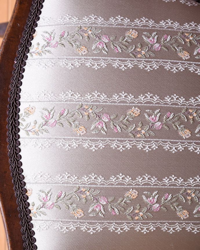 コントワールドファミーユ　アンティーク チェア　リラックスできる時間をお届けします！英国のクッション付きアンティークロッキングチェア。生地のセレクトにもこだわりました優雅なアンティークチェアの雰囲気をそのままに、一番似合う貼り座をじっくり選びました。(q-363-c)