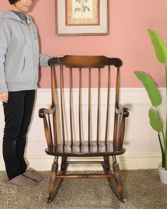 1Pソファ(ラウンジチェア)　アンティーク チェア　リラックスできる時間をお届けします！英国アンティークのロッキングチェア 。みんなが憧れ！ロッキングチェアゆらゆら揺られながら至福の時間が過ごせるロッキングチェアは誰もが憧れる椅子。(q-364-c)