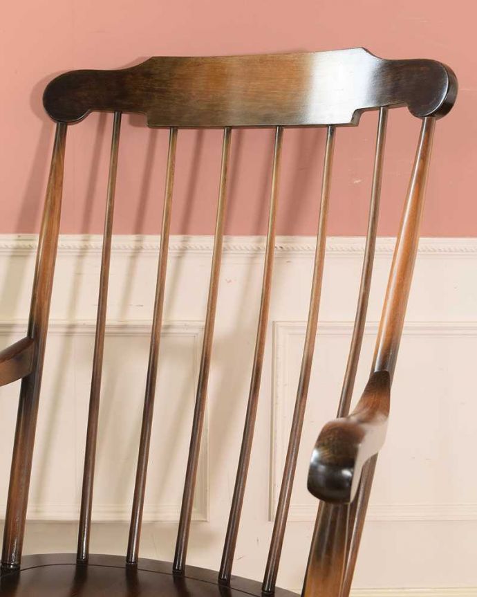 1Pソファ(ラウンジチェア)　アンティーク チェア　リラックスできる時間をお届けします！英国アンティークのロッキングチェア 。しっかりと包み込んでくれる背もたれ･･･背中をしっかりと支えてくれる背もたれは、デザインもオシャレ。(q-364-c)