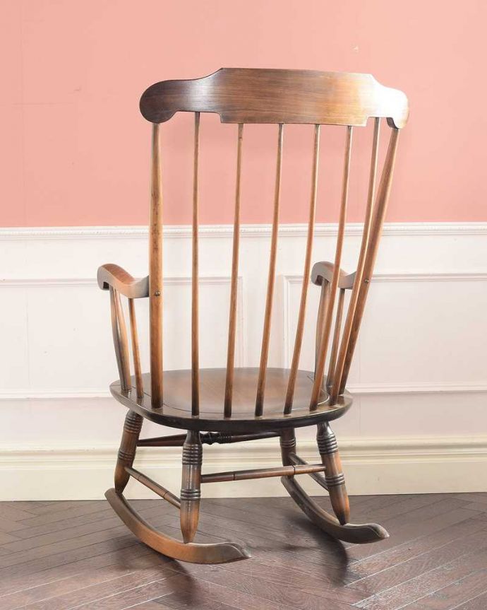 1Pソファ(ラウンジチェア)　アンティーク チェア　リラックスできる時間をお届けします！英国アンティークのロッキングチェア 。後ろ姿にも自信があります！後ろから見てもやっぱりカッコいい。(q-364-c)