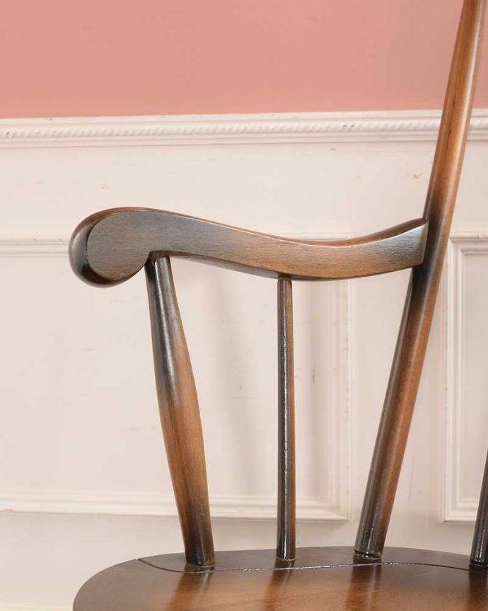 1Pソファ(ラウンジチェア)　アンティーク チェア　リラックスできる時間をお届けします！英国アンティークのロッキングチェア 。さらにリラックスできるアーム付き立ち上がる時に便利なアーム付き。(q-364-c)