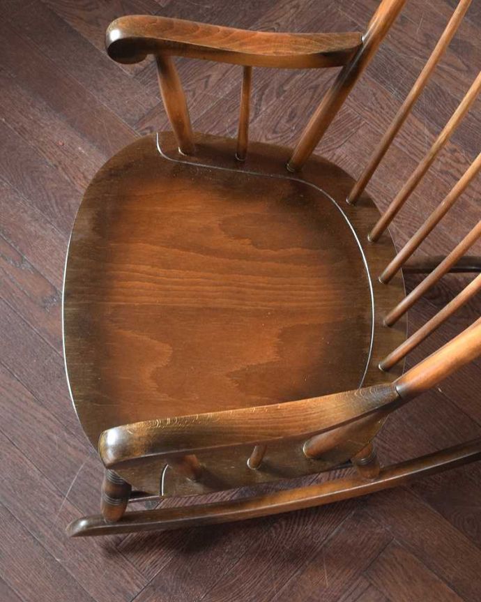 1Pソファ(ラウンジチェア)　アンティーク チェア　リラックスできる時間をお届けします！英国アンティークのロッキングチェア 。座面に隠されたヒミツお尻と太もも部分に座りやすいように入っている座繰りという彫。(q-364-c)