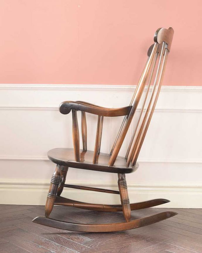 1Pソファ(ラウンジチェア)　アンティーク チェア　リラックスできる時間をお届けします！英国アンティークのロッキングチェア 。横から見てもカッコいい！バツグンの掛け心地が自慢のロッキングチェア。(q-364-c)