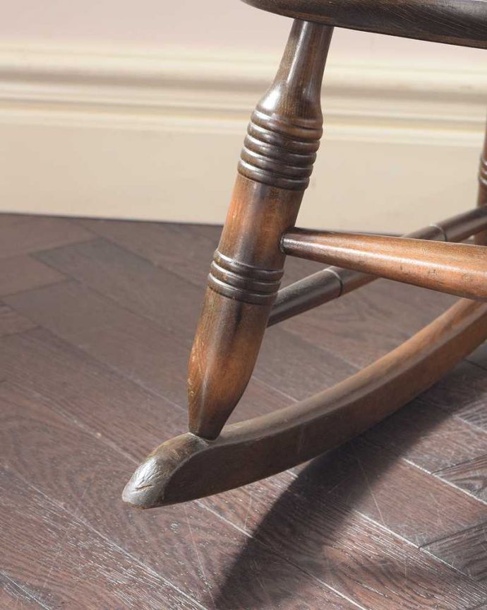 1Pソファ(ラウンジチェア)　アンティーク チェア　リラックスできる時間をお届けします！英国アンティークのロッキングチェア 。床を滑らせて移動出来ますHandleではアンティークチェアの脚の裏にフェルトキーパーをお付けしています。(q-364-c)