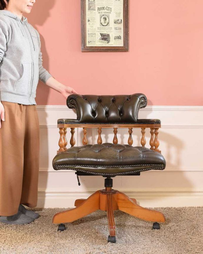 1Pソファ(ラウンジチェア)　アンティーク チェア　英国アンティーク椅子、チェスターフィールドのキャプテンスウィヴェルチェア（リボルビングチェア）。とにかくカッコいい！英国チェスターフィールドクルクル回る革張りのリボルビングチェアは書斎やオフィスにピッタリ！デスクと合わせればカッコよく仕事が出来ます（モデルの身長は156cmです）。(q-365-c)