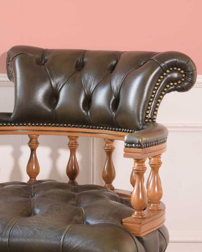 1Pソファ(ラウンジチェア)　アンティーク チェア　英国アンティーク椅子、チェスターフィールドのキャプテンスウィヴェルチェア（リボルビングチェア）。しっかり支えてくれる木×革張り木×革張りの質感に、一つ一つ手で鋲が打たれた背もたれの美しいデザイン。(q-365-c)