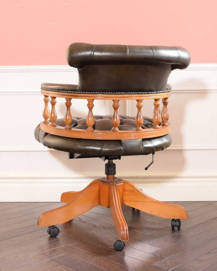 1Pソファ(ラウンジチェア)　アンティーク チェア　英国アンティーク椅子、チェスターフィールドのキャプテンスウィヴェルチェア（リボルビングチェア）。後ろ姿までカッコいいグルッと180度、どの角度から見てもカッコイイ！思わず自慢したくなる後ろ姿に惚れ惚れです。(q-365-c)