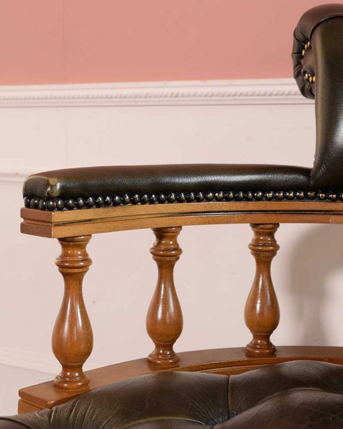 1Pソファ(ラウンジチェア)　アンティーク チェア　英国アンティーク椅子、チェスターフィールドのキャプテンスウィヴェルチェア（リボルビングチェア）。アーム部分もカッコいい肘掛け部分も一流の椅子らしく、贅沢な造りになっています。(q-365-c)