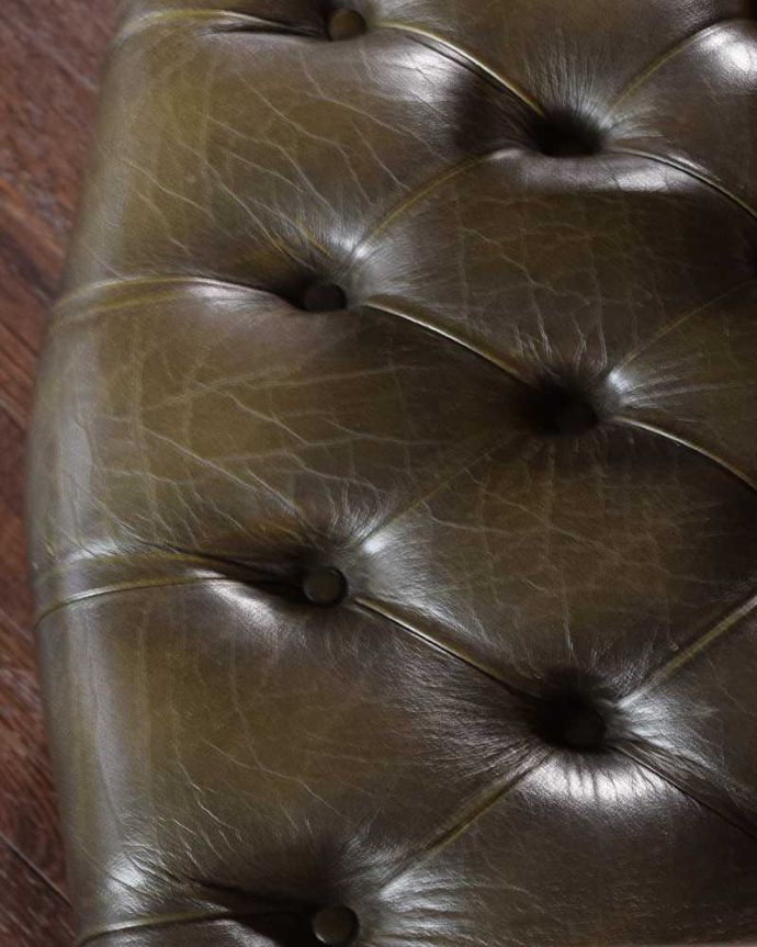 1Pソファ(ラウンジチェア)　アンティーク チェア　英国アンティーク椅子、チェスターフィールドのキャプテンスウィヴェルチェア（リボルビングチェア）。近くで見るとこんな感じヴィンテージなのでキズや汚れはありますが、キレイなものを選んできました。(q-365-c)