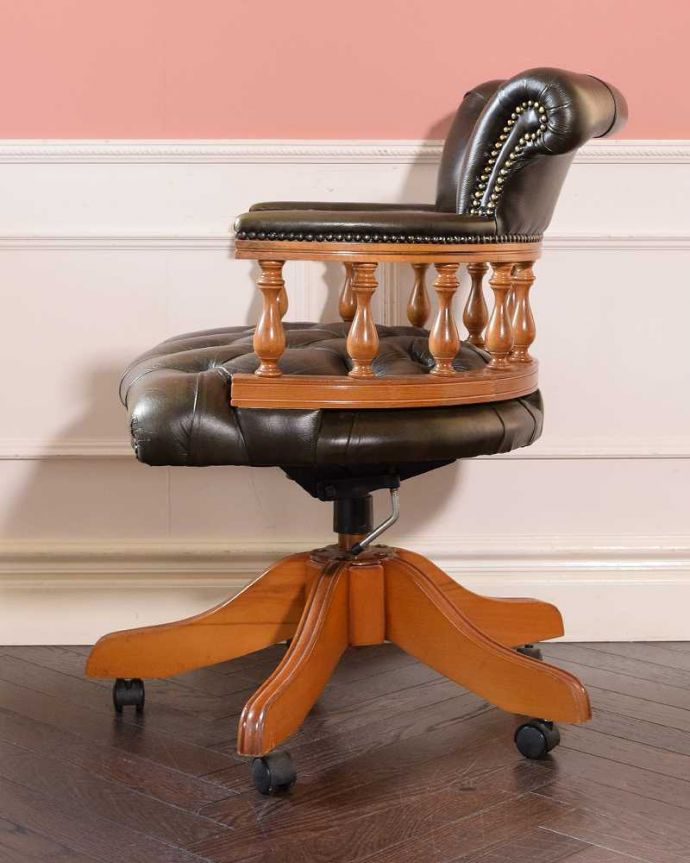 1Pソファ(ラウンジチェア)　アンティーク チェア　英国アンティーク椅子、チェスターフィールドのキャプテンスウィヴェルチェア（リボルビングチェア）。横から見ても絵になっちゃうどこから見てもカッコいいシルエット。(q-365-c)