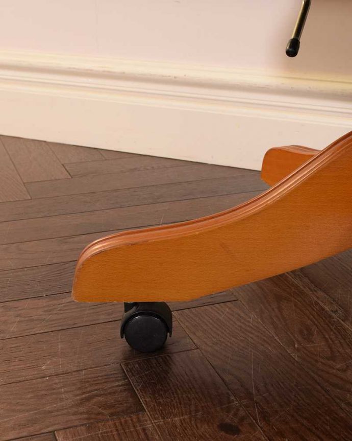 1Pソファ(ラウンジチェア)　アンティーク チェア　英国アンティーク椅子、チェスターフィールドのキャプテンスウィヴェルチェア（リボルビングチェア）。脚先にはキャスターアンティークのものは現代のプラスチックとは違って動きはよくありませんがカッコイイ！調整したので動きますがご希望の場合はカットします。(q-365-c)