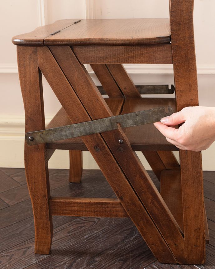 キッチンチェア アンティーク チェア ハシゴになっちゃうめずらしい椅子、アンティークのラダー。あっという間にハシゴに変身サイドにある留め金具をはずします。(q-366-c)