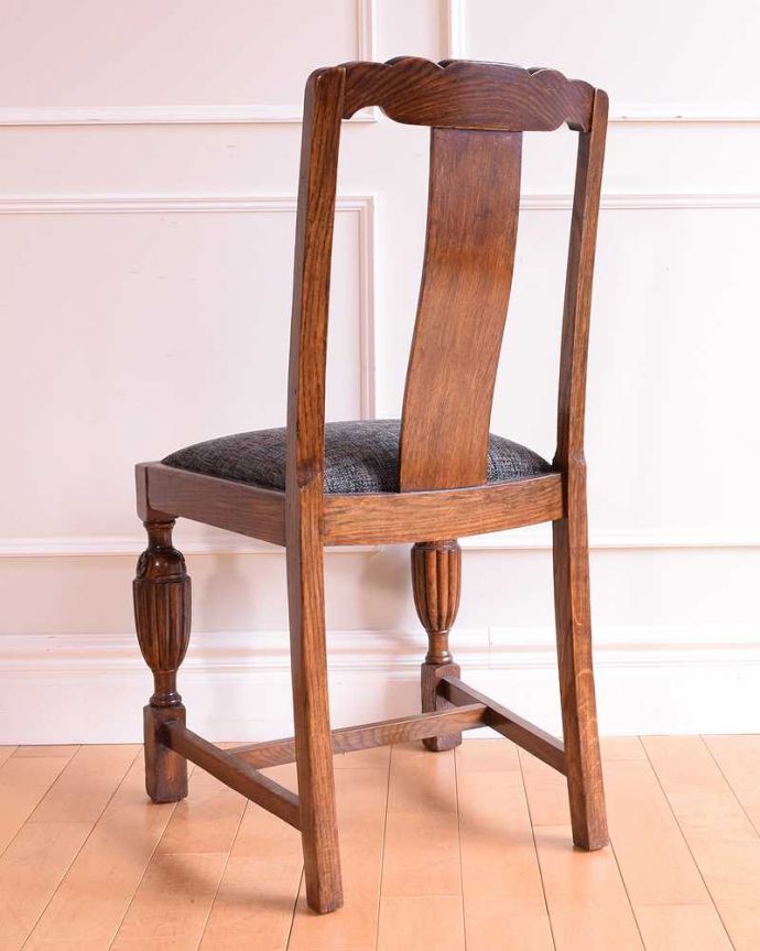 アンティークチェアの後ろ姿