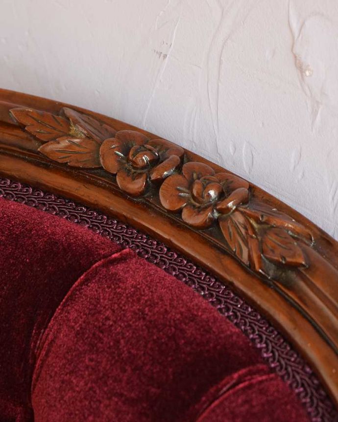 1Pソファ(ラウンジチェア)　アンティーク チェア　装飾が美しいウォルナット材の椅子、英国輸入のアンティークナーシングチェア。うっとりするほど細かい細工まだ機械の発達していない時代に、手作業で作られた細かい細工。(q-370-c)